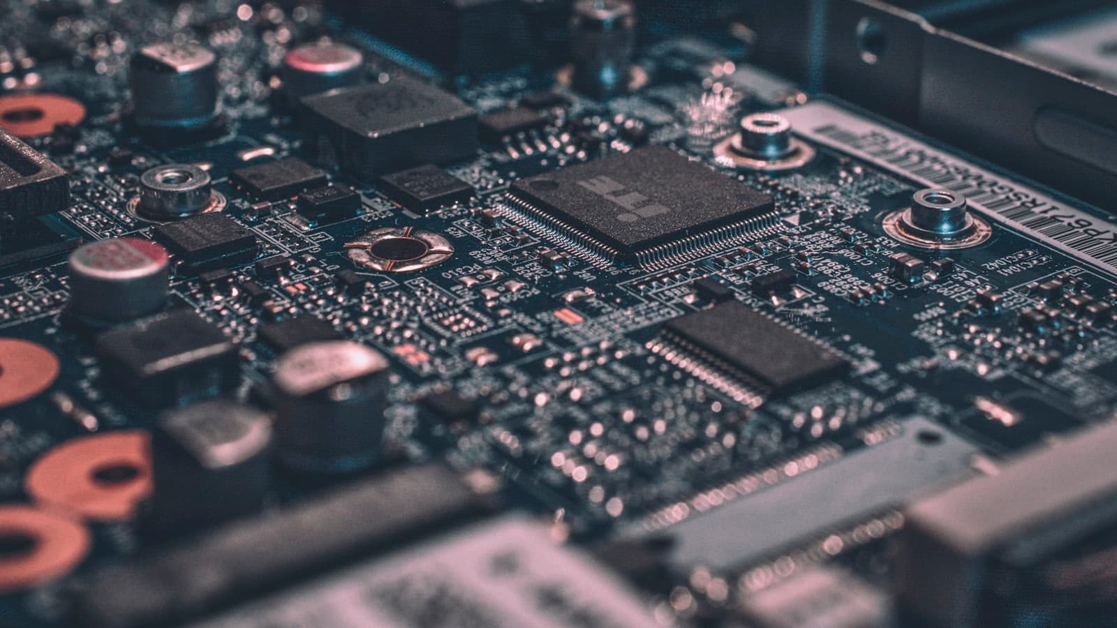 مهندس يعمل على نموذج أولي تقني في معمل ابتكار