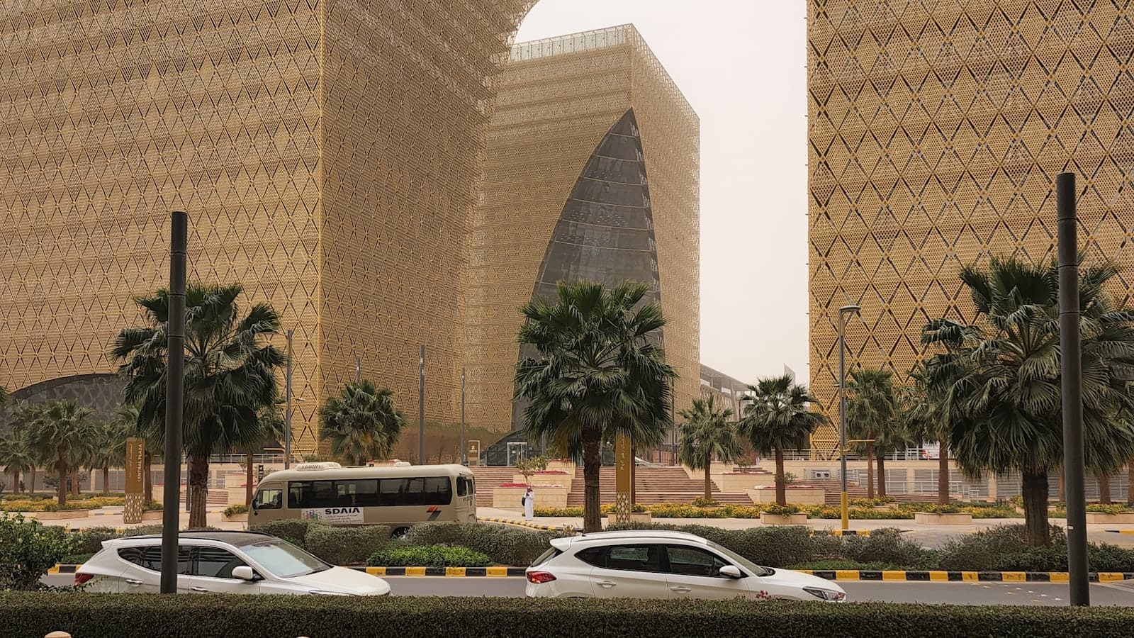مباني المنطقة المالية في الرياض بواجهاتها الذهبية المنمقة